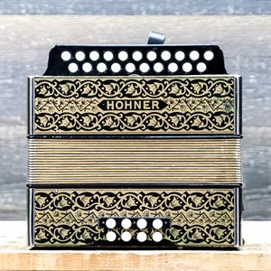 HOHNER VIENNA MODEL 2915 G-C 8-BASS 21-TREBLE BUTTON DIATONIC ACCORDION W/CASE